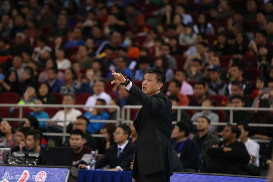 京晋鏖战之巅:马布里独木难支,富兰克林三双弑旧主,闵鹿蕾场边尽显焦灼 马布里全场扛起炸药包,持球强突重围,用一次次奋不顾身的冲击试图拯救球队。