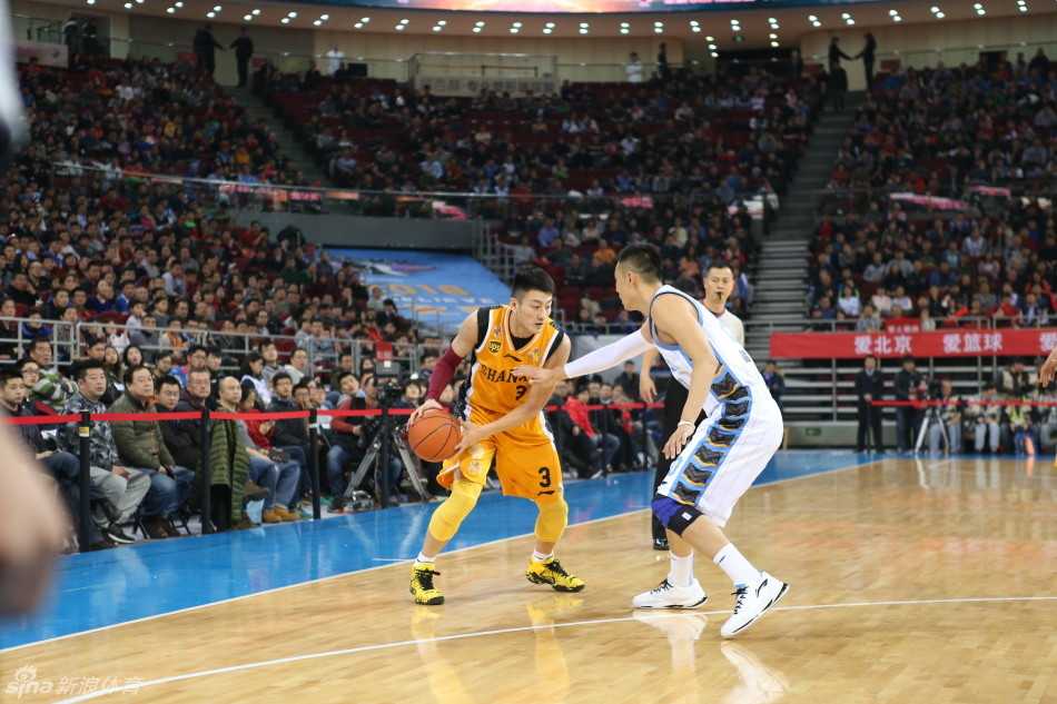 京晋鏖战之巅:马布里独木难支,富兰克林三双弑旧主,闵鹿蕾场边尽显焦灼 段江鹏面对旧主毫不手软,持球单打节奏多变,强行突破上篮展现出强悍的个人能力。