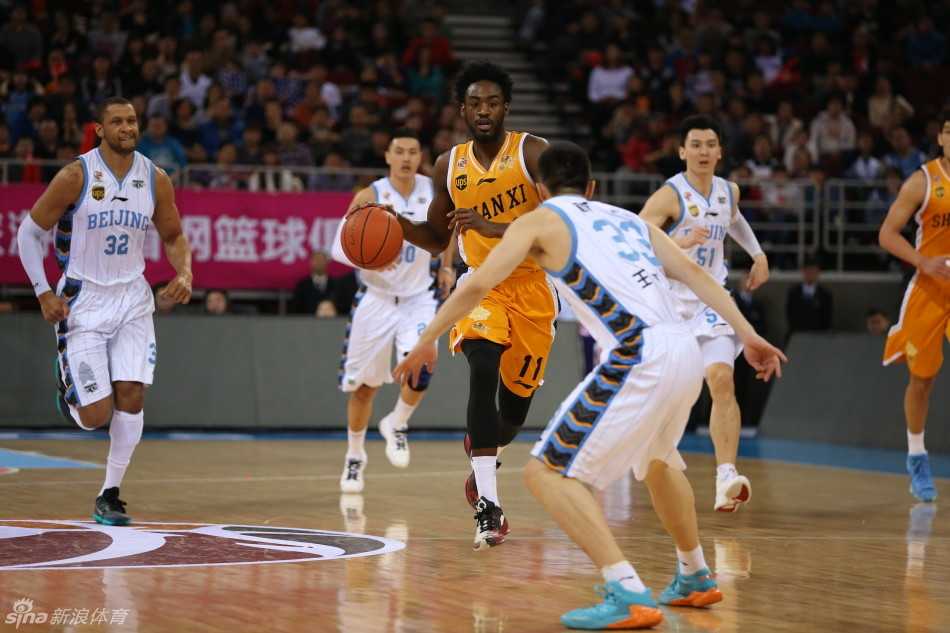 京晋鏖战之巅:马布里独木难支,富兰克林三双弑旧主,闵鹿蕾场边尽显焦灼 富兰克林高高跃起,在空中转身寻觅队友,他在重围之中依然试图用传球肢解对手。