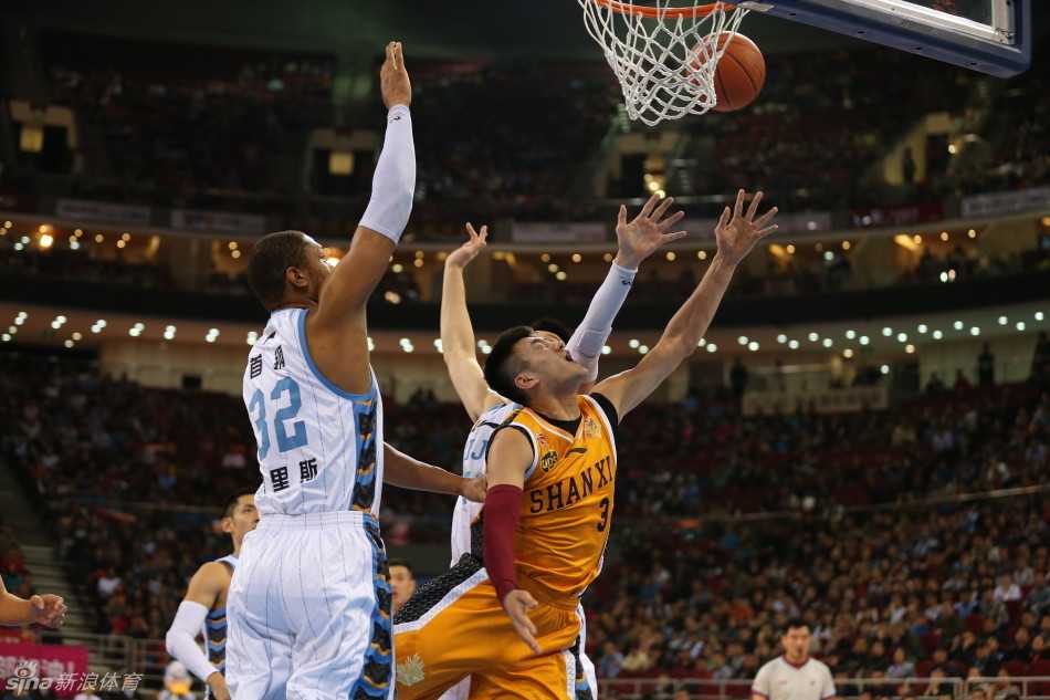 京晋鏖战之巅:马布里独木难支,富兰克林三双弑旧主,闵鹿蕾场边尽显焦灼 富兰克林犹如球场精灵,在突破中送出背后诡异妙传,防守球员全然被蒙在鼓里。