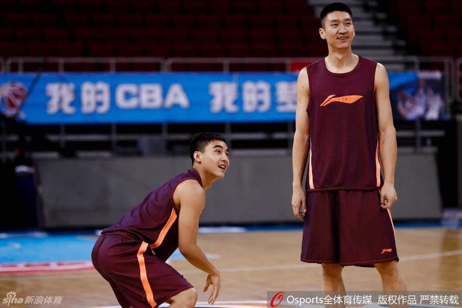 方硕运球时嘴角上扬，自信满满，这位新生代后卫已经准备好接过老马手中的枪。