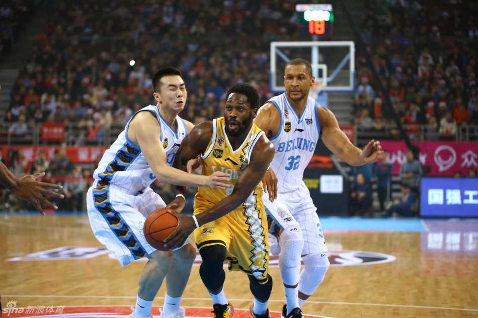 孙悦犹如大圣降临，高高跃起遮天蔽日，彻底封死了帕戈通往篮下的传球路线。