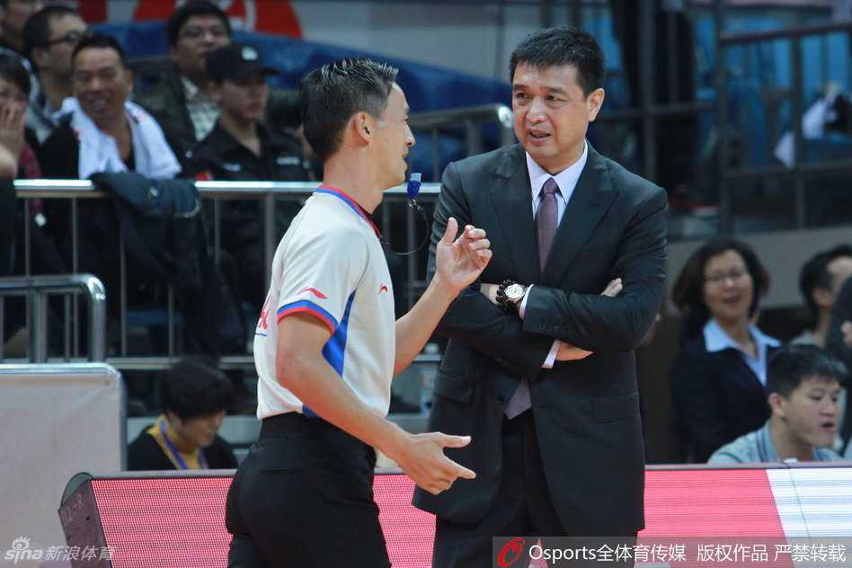 马布里在被吹罚技术犯规后怒火中烧，他持球一条龙杀向前场，面对三人包夹强行起跳，上演极限反篮拉杆，震撼全场。