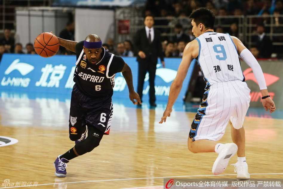 吉喆在人群中奋力跃起，用并不占优的身体卡住位置，将篮板球稳稳收入囊中，眼神中满是捍卫禁区的坚毅