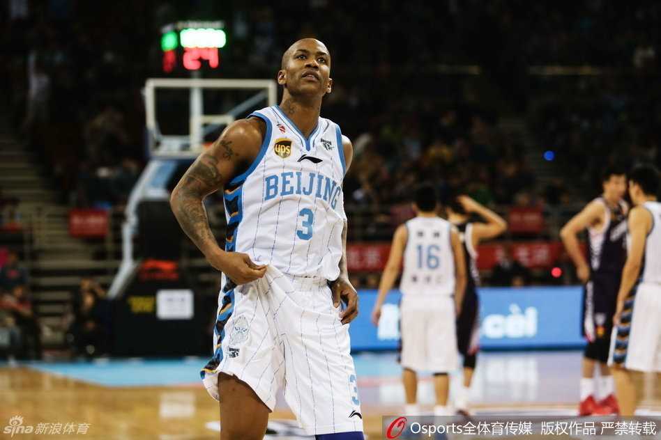 孙桐林在高位持球，视野开阔，他冷静地观察着队友的跑位，准备用传球撕开北京队的防线