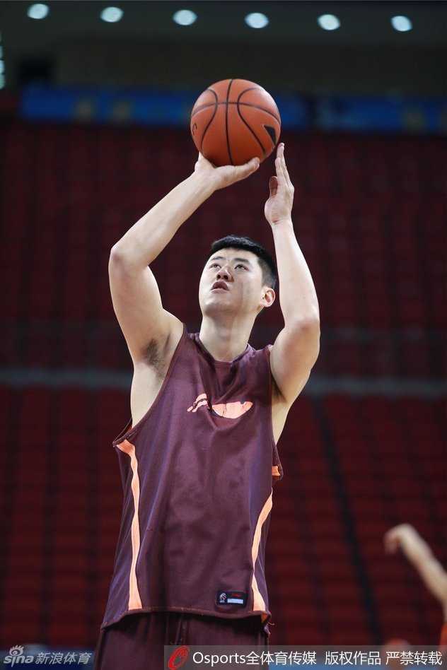 京狮蓄力待出征 团结一心剑指第四冠 已经宣布或将最后一季的马布里,在训练中一丝不苟,眼神坚毅。他手持战术板,如同球场上的将军,即使只是队内训练,也要将每一个战术细节贯彻到底,用实际行动诠释着领袖的责任。