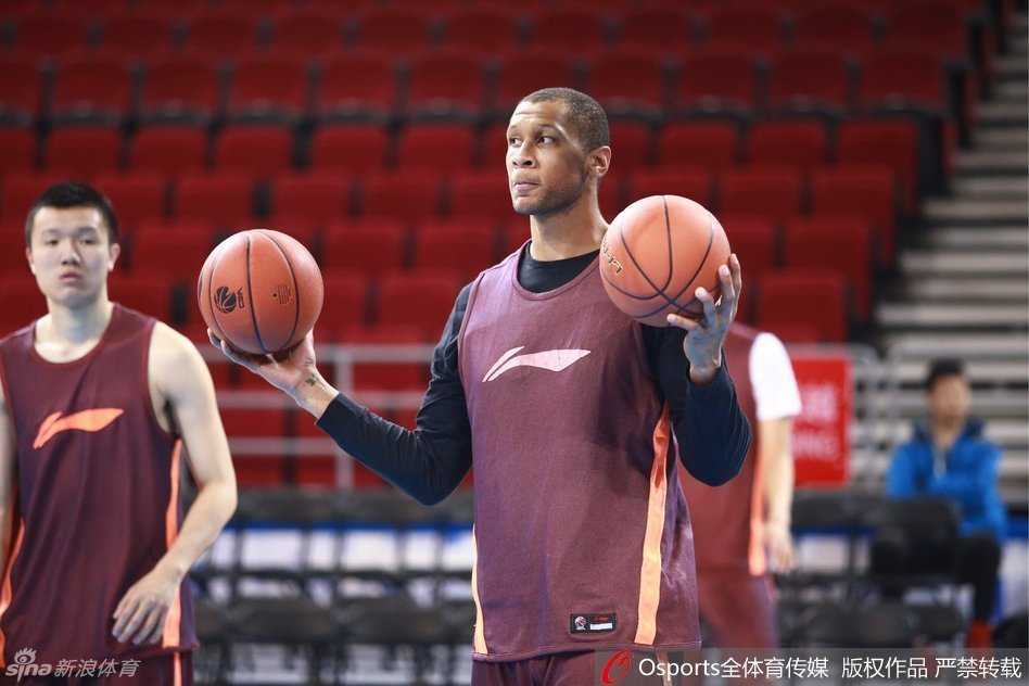 京狮蓄力待出征 团结一心剑指第四冠 队长孙悦在训练间隙被队友恶作剧戳中腹肌,瞬间露出既惊讶又无奈的笑容,平日里严肃的“大圣”也被这突如其来的“偷袭”逗得开怀,训练馆里充满了欢乐的气氛。