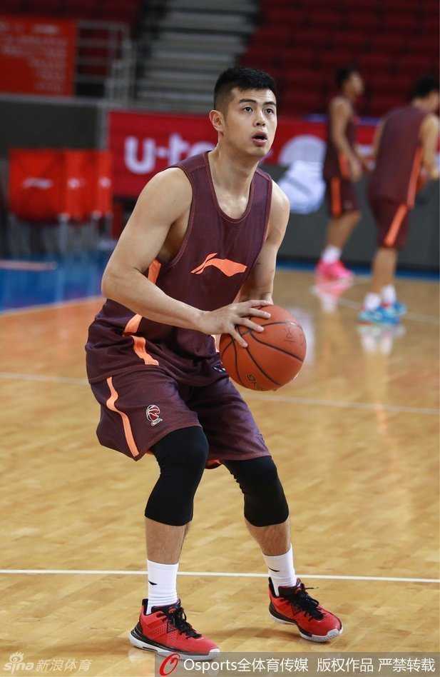 京狮蓄力待出征 团结一心剑指第四冠 主教练闵鹿蕾指导在场边聚精会神地观看弟子们训练,他的表情严肃,不时大声提醒着战术要点。这位冠军教头事必躬亲,甚至连吃降压药指挥比赛都是常态,只为带领球队走向胜利。