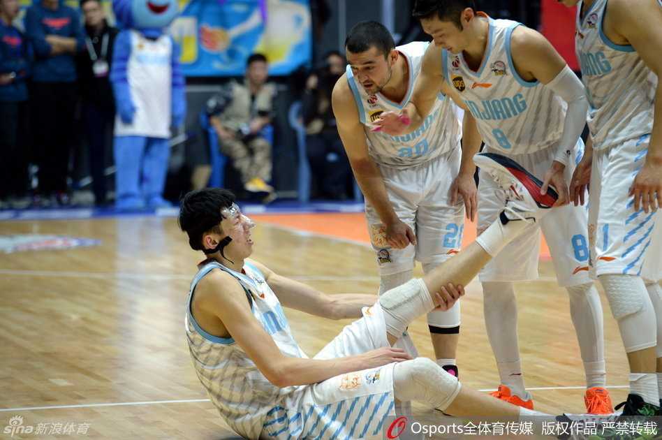 终场哨响的那一刻，布莱切和西热力江紧紧拥抱在一起，西热力江张口怒吼，布莱切则闭眼享受着胜利的喜悦，两人成为此刻红山体育馆内最耀眼的焦点。