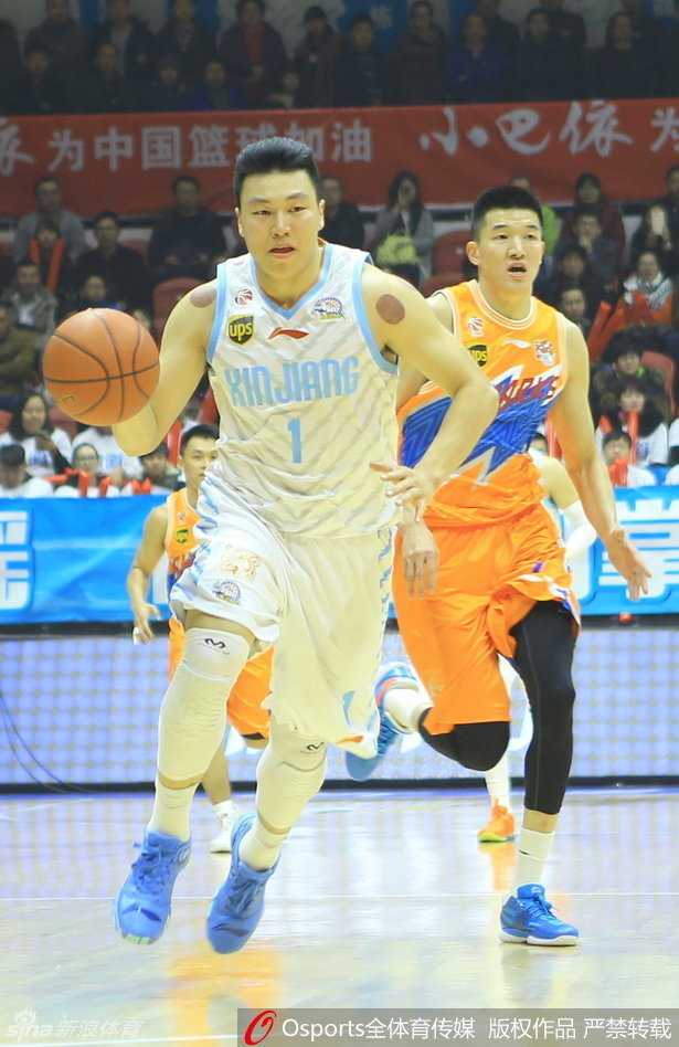 李学林稳健控球，手指向场上位置，正在组织关键的进攻配合