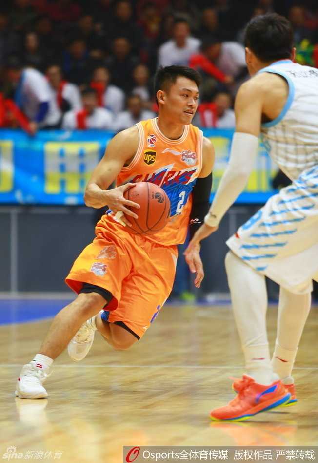 张兆旭摘下关键篮板后紧紧将球抱住，保护动作充满力量感