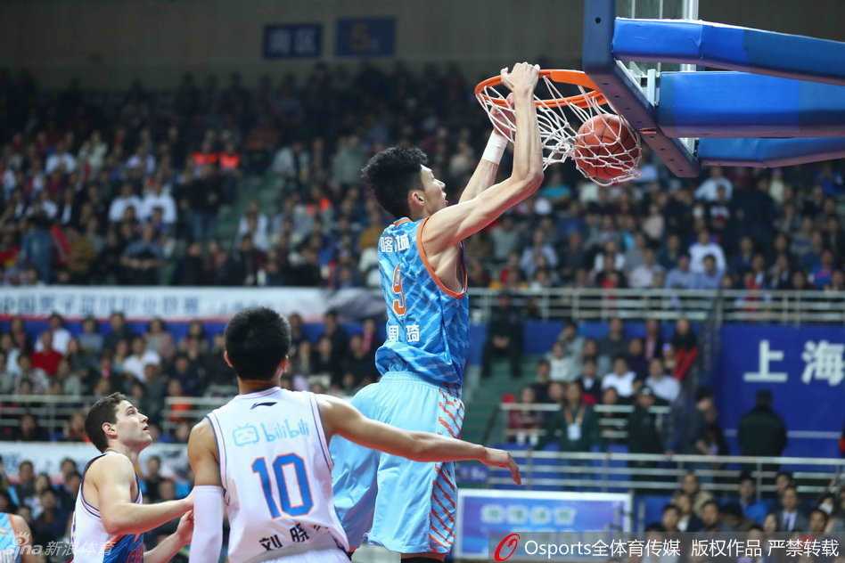 面对北京队的重重包围，周琦在篮下强硬卡位，接到传球后旱地拔葱，用一记势大力沉的单手劈扣宣告禁区主权，防守球员只能望球兴叹。