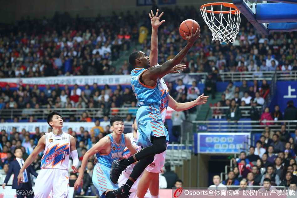 李根背身单打，他像一辆重型坦克般用力量碾压防守者，随后一个敏捷的转身抹入篮下，在对抗中强行将球放入篮筐，霸气十足。