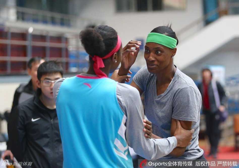 京疆女篮巅峰对决:外援双星场下友谊与场上硝烟 北京女篮外援福尔斯在篮下卡位训练中对抗防守,巨大的身躯展现出内线王牌的统治力