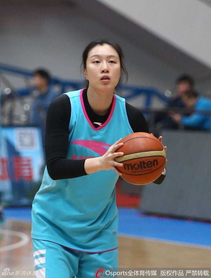 京疆女篮巅峰对决:外援双星场下友谊与场上硝烟 北京队后卫周宏华在助理教练的协助下进行一对一突破练习,汗水浸湿了球衣