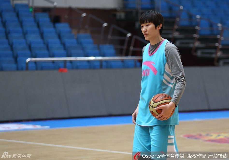 京疆女篮巅峰对决:外援双星场下友谊与场上硝烟 北京首钢女篮主帅许利民双手叉腰在场边督训,神情严峻地注视着队员们的每一次攻防