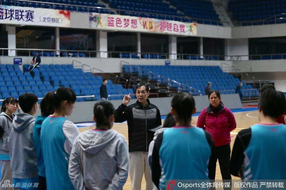 京疆女篮巅峰对决:外援双星场下友谊与场上硝烟 新疆女篮备战训练中笑容灿烂,轻松氛围下隐藏着对总冠军的无限渴望