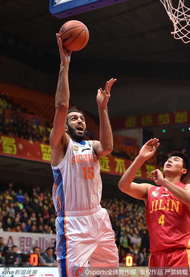 马尚·布鲁克斯面对防守干拔跳投，眼神坚毅，这是他最擅长的得分方式