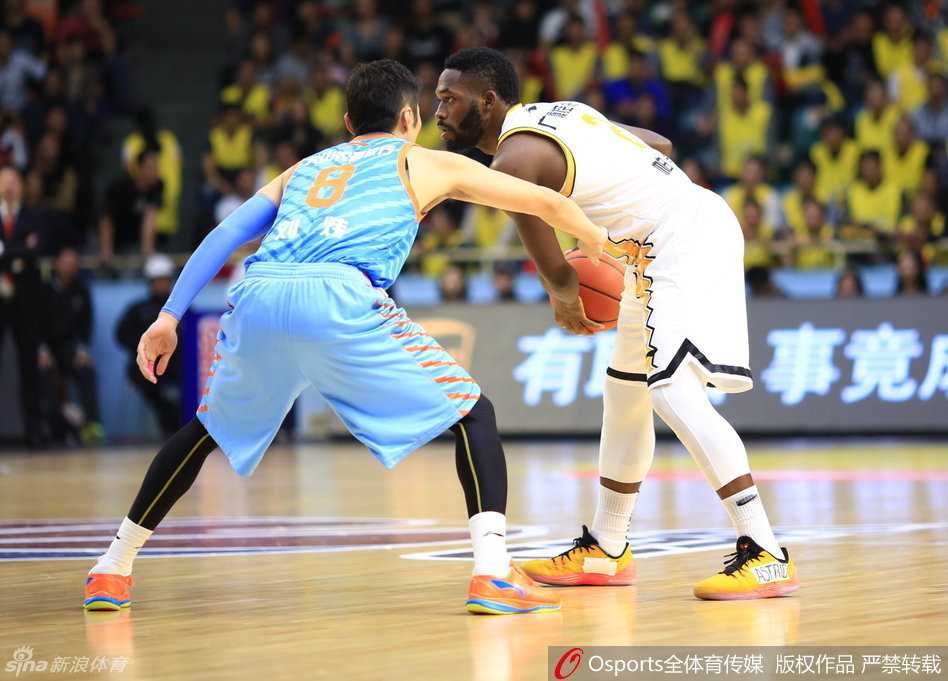 京疆杭经典对决回顾:那些年CBA赛场上的热血瞬间 经验丰富的刘炜张开双臂,用扎实的防守脚步紧紧贴防对方持球人,眼神专注而坚定。