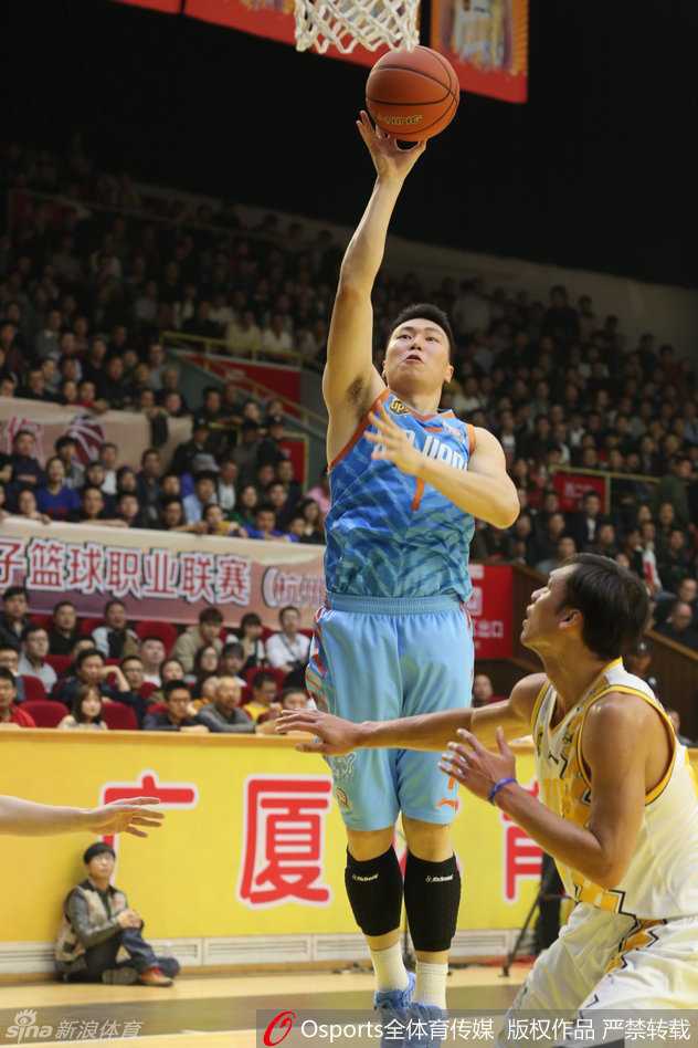 京疆杭经典对决回顾:那些年CBA赛场上的热血瞬间 李根利用强壮的身体倚住防守,手腕柔和地将球挑向篮筐,完成了标志性的强力上篮。