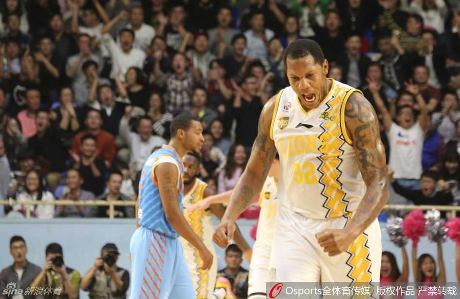 京疆杭经典对决回顾:那些年CBA赛场上的热血瞬间 霍尔曼在篮下卡位成功后,张开大嘴激情怒吼,全身肌肉紧绷,展现出了极强的内线统治欲。