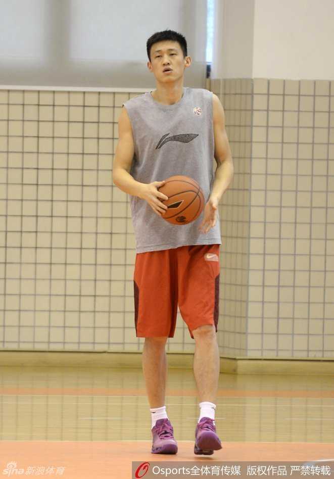 京粤大战烽烟录:CBA经典对决背后的兄弟情与冠军心 王仕鹏出手三分后手势定格,眼神如鹰隼般盯着球的轨迹,身旁的周鹏早已准备冲抢篮板,两人无声的默契正是广东锋线横扫联盟的底气。