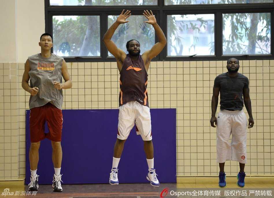 京粤大战烽烟录:CBA经典对决背后的兄弟情与冠军心 孙军场边指导方硕,手指战术板神色专注,吉喆和莫里斯在一旁认真聆听,这堂“临时小课”背后是CBA老中青三代篮球人的传承。