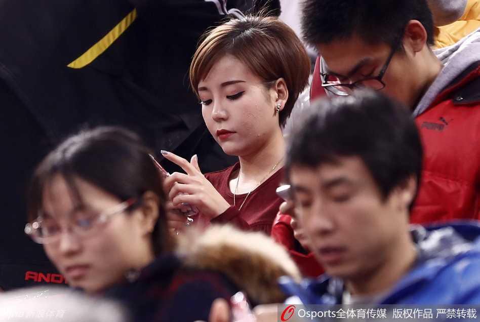 等待比赛的间隙，她低头查看手机，嘴角不经意间流露出一丝微笑，干练的短发下是精致的侧颜，让人不禁猜测是否收到了来自方硕的赛前问候。