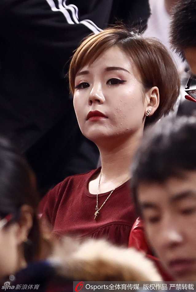 她专注地看向赛场，秀眉微蹙，干练的短发下神情专注而认真，手中的加油棒紧握不放，这一刻她是方硕最忠实的头号球迷。