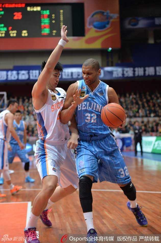 张松涛在篮下奋力卡位，张开双臂示意队友，内线悍将的强硬一览无余