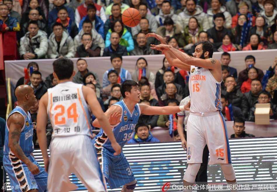 京粤大战经典回眸 大圣绝杀老马神勇创辉煌 闵鹿蕾指导在场边情绪激动,双手挥舞大声抗议裁判判罚,眼神中满是不甘与愤怒