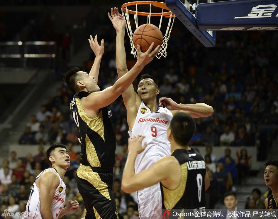 易建联在山东内线群中高高跃起，凭借出色的弹跳和臂展优势，稳稳将篮板球保护下来，展现了其顶级的篮板控制力。