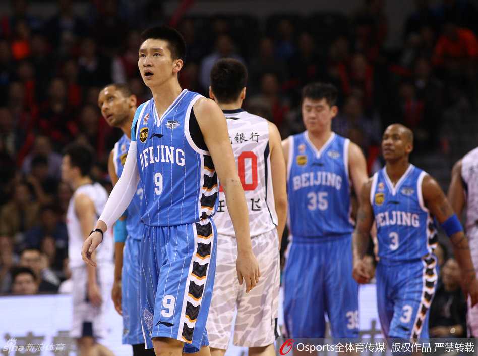 马布里三分出手瞬间，指尖拨球，眼神紧盯着飞向篮筐的皮球