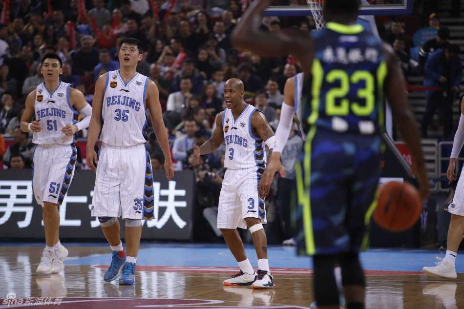 孙悦飞身跃起，长臂舒展，送给对手一记遮天蔽日的大帽，捍卫禁区尊严