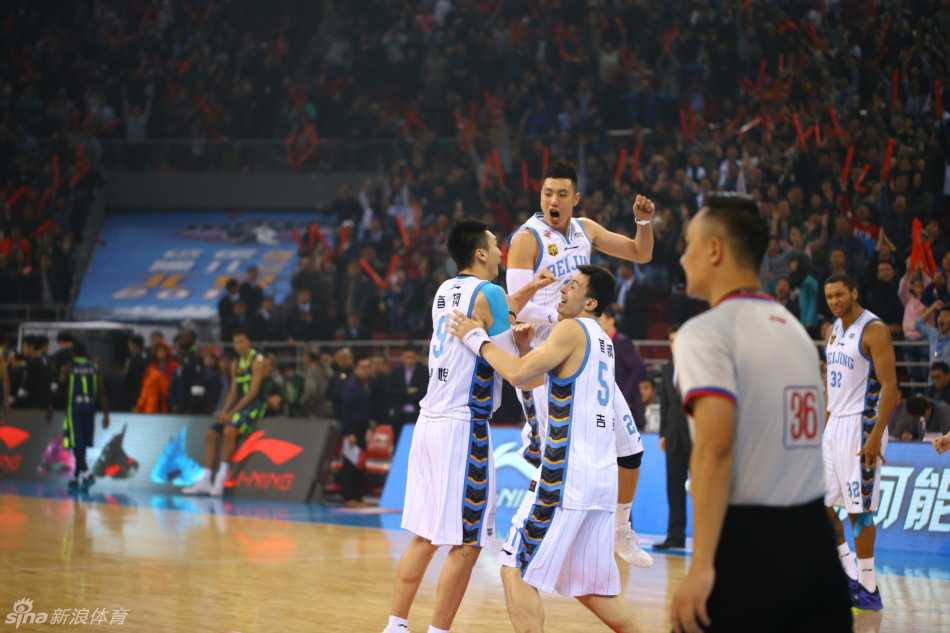 拜纳姆持球全力突破，试图摆脱孙悦的贴身紧逼，两人身体对抗激烈，孙悦的手臂紧紧贴着拜纳姆，展现了这场比赛外线防守的白热化程度。