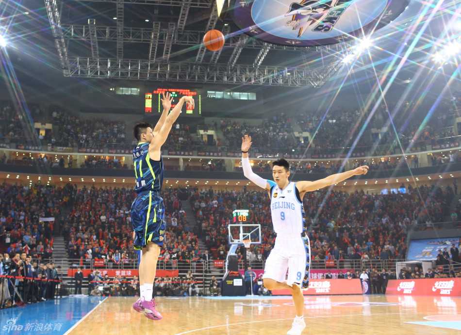 高尚在快攻中高速突破，年轻的他毫不畏惧，面对防守人直接起跳上篮，动作舒展而充满力量，展现出新生代球员的朝气与冲击力。