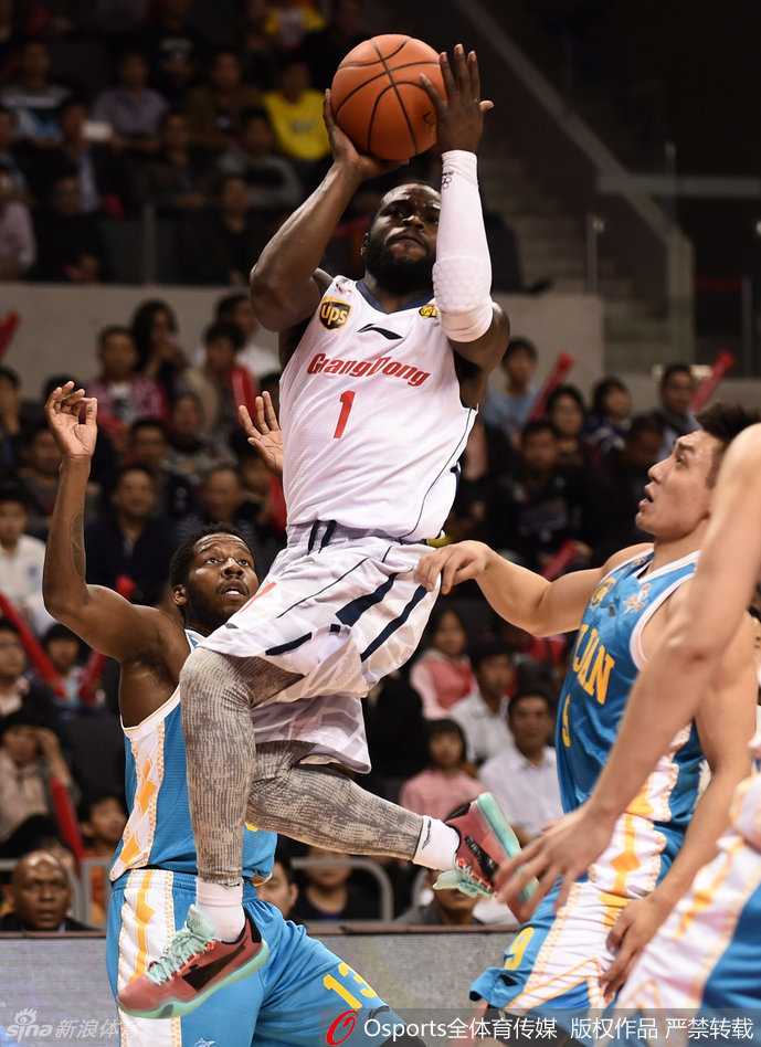 北京队球员大鹏展翅般跳起传球，而身后的防守球员只能望球兴叹，这一传不仅撕裂了防线，更展现了指挥官般的大局观。