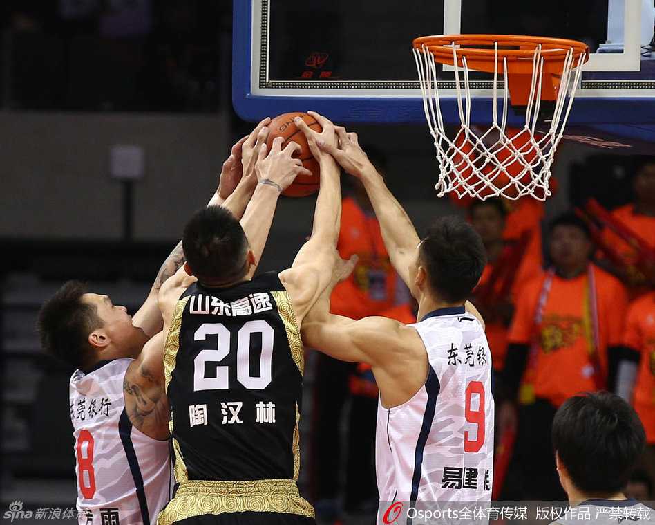 京粤疆辽群雄逐鹿,忆往昔CBA赛场热血传奇 朱芳雨外线接球,眼神坚毅,标准姿势出手,篮球应声入网。