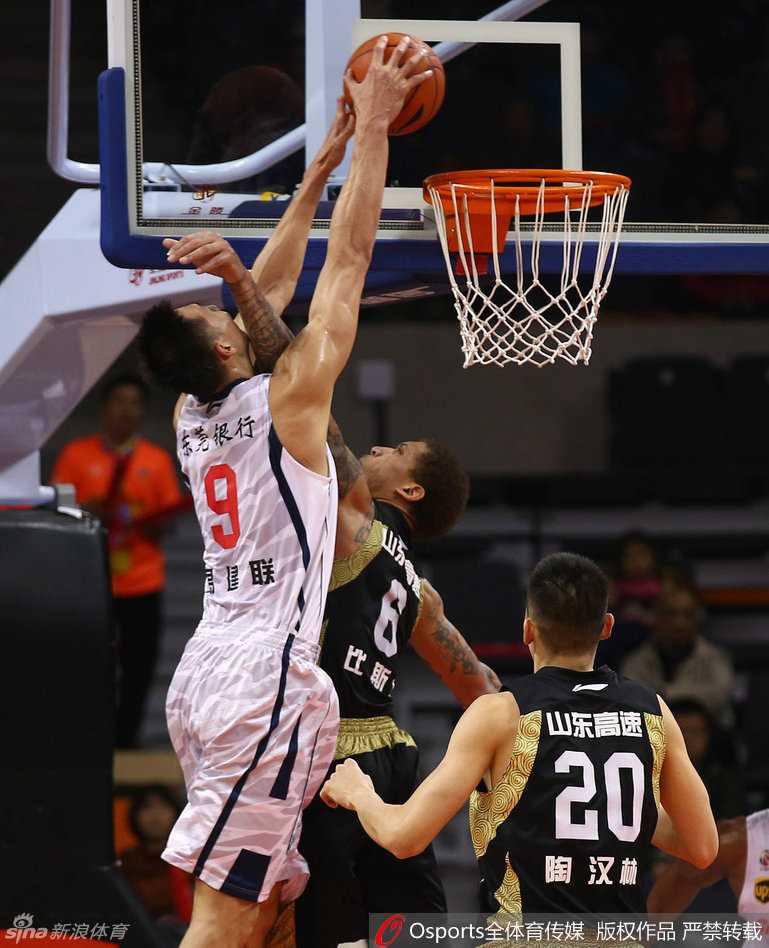 京粤疆辽群雄逐鹿,忆往昔CBA赛场热血传奇 易建联如天神下凡,高高跃起单手劈扣,对手只能无奈仰望其背影。