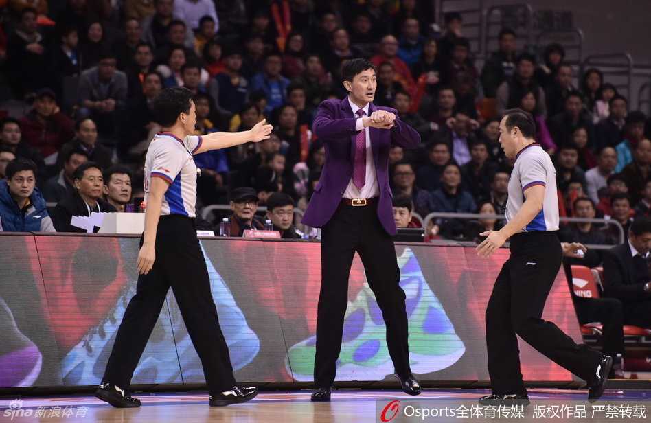 京粤疆辽群雄逐鹿,忆往昔CBA赛场热血传奇 易建联在弧顶持球,冷静观察队友跑位与对手防守布局,准备发动进攻。
