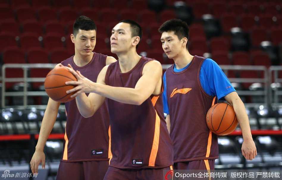 京粤绝杀余温未散,群雄并起谁主沉浮:回望CBA二零一五之冬 功勋教头闵鹿蕾手执教鞭,目光如炬地注视着场上发生的一切,他那标志性的紧张神情背后,是对胜利近乎偏执的渴望与运筹帷幄的智慧。