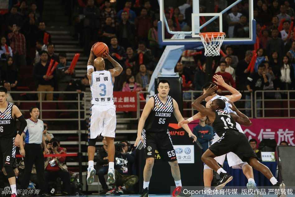 京辽大战经典回眸:哈德森马布里巅峰斗法,辽宁攻陷魔鬼主场 贺天举高高跃起中投出手,篮球在空中划出优美的弧线,他的眼神锁定篮筐
