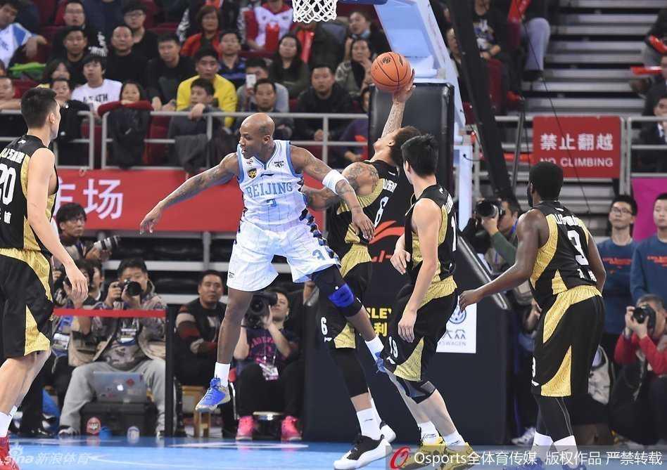 四十岁的马布里如猎豹般决绝，迎着防守强行突破上篮，眼神中燃烧着对胜利的渴望。