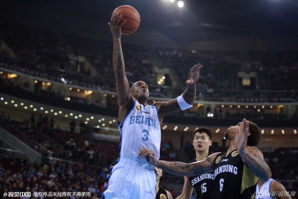 孙悦如同一道紫色闪电，在对手的围追堵截中牢牢将球控制在身后，用长臂为球队梳理着进攻节奏。