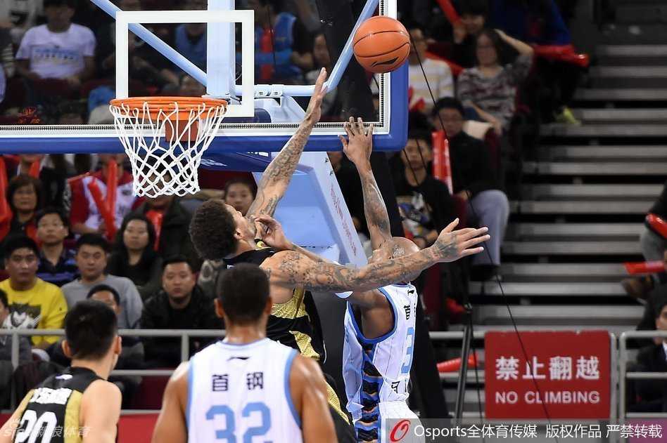 马布里在倒地扑防的杰特面前从容跃起，手中的篮球划出优美弧线，仿佛在宣告一位领袖的王者归来。
