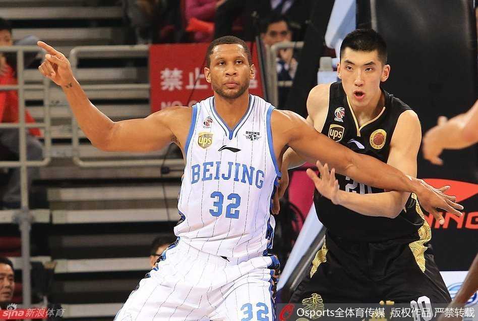 老马与吉喆在篮下形成二打一的绝对优势，一次精妙的配合撕开了辽宁队的最后一道防线，也撕裂了对手的心理防线。