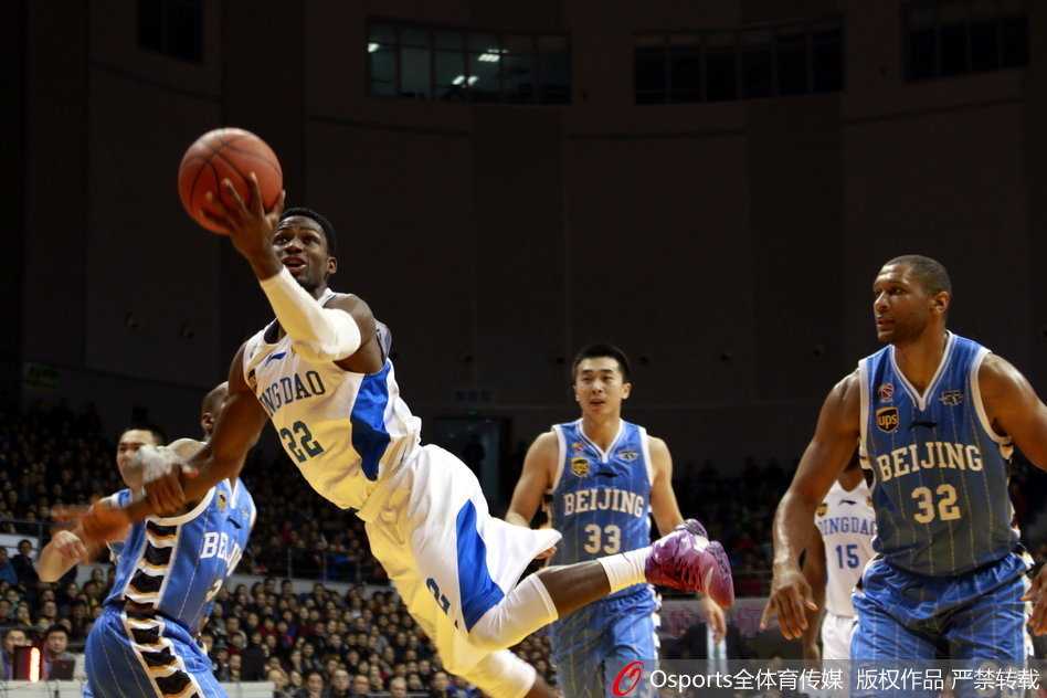 兰多夫·莫里斯在对方内线的严防下痛苦倒地，他紧咬牙关，双手撑地，试图立刻起身参与防守，展现了带病作战的铁血意志。