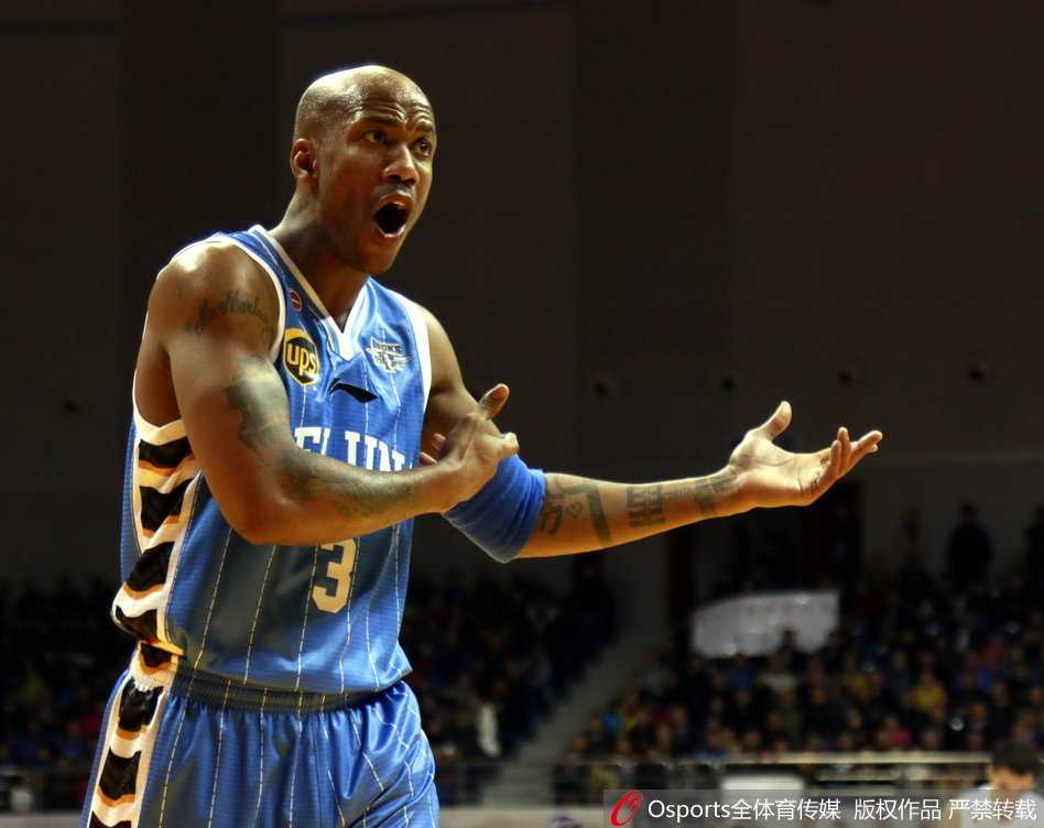 莫里斯在拼抢中捂住自己的手掌，面露痛苦之色，伤病困扰下的他依然选择坚持战斗，这种精神感染了在场的每一位队友。