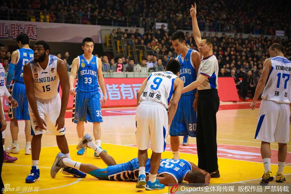 马布里在防守球员的紧逼下强行跳起投篮，身体在空中完全舒展，虽然对手极力干扰，但老马的眼中只有篮筐。