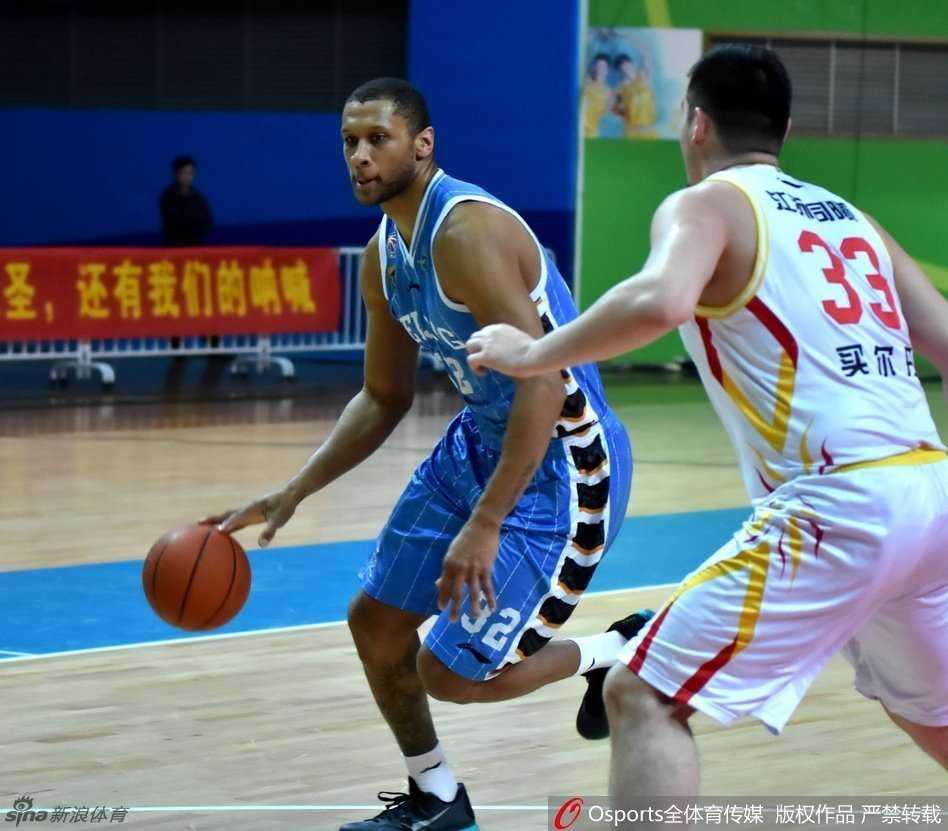 京韵悠长,首钢不死鸟的四年三冠与晓川展翅瞬间 莫里斯在罚球线上沉稳出手,篮球划过指尖,全场寂静等待,这是他本场强硬表现的缩影